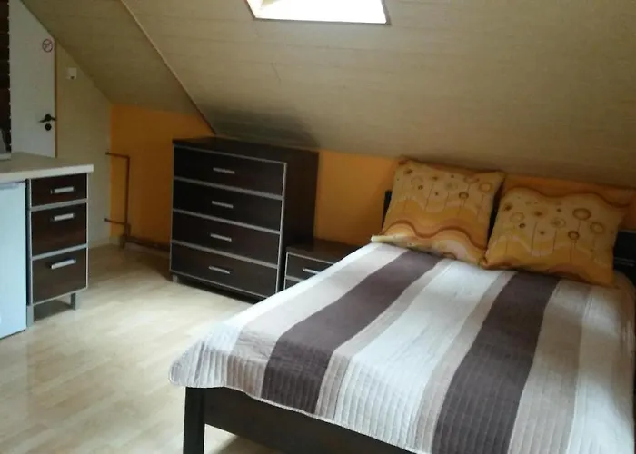 酒店 Dom Goscinny Maly Dworek 波别罗沃